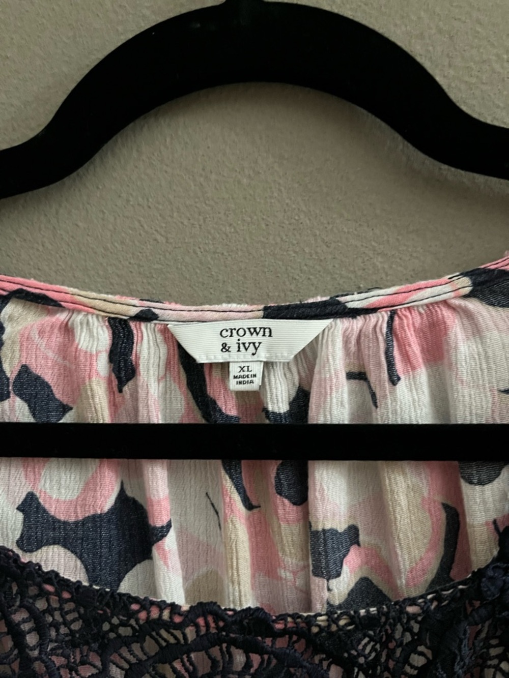 Crown and Ivy Floral Peasant Blouse Lace Yoke Bold Print Relaxed Fit Coastal - Picture 5 of 7